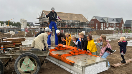 Kinderen helpen bij de symbolische start van de bouw